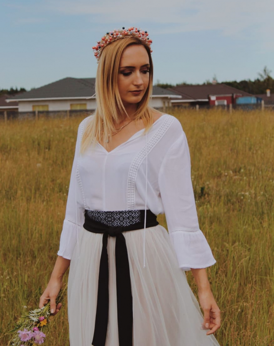 Melna stilizēta josta